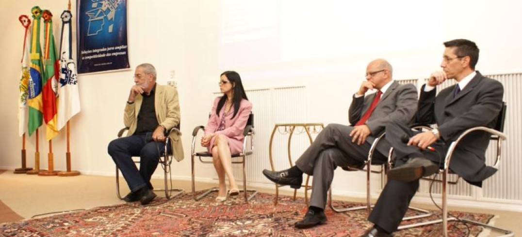 Palestrantes falaram sobre o FAP e ações regressivas do INSS. Foto: Wagner Cecatto.