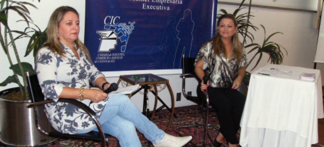 Presidente do Conselho da Mulher, Rosane Bender Demari e a delegada Thais Sartori Postiglione. Foto Giovana Schmitt.