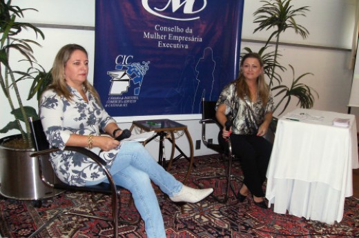 Presidente do Conselho da Mulher, Rosane Bender Demari e a delegada Thais Sartori Postiglione. Foto Giovana Schmitt.