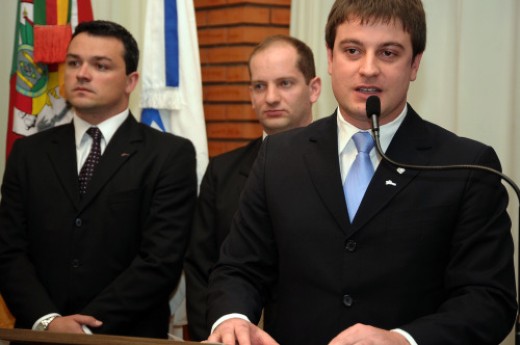 Novo líder da CIC Jovem discursa ao lado dos vices, Maicol Reis e Gustavo Perini. Foto: Julio Soares.