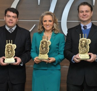 Chaves (E), Analice e Escoboza: os agraciados com o Troféu Ítalo Victor Bersani em 2015 - Foto: Julio Soares/Objetiva