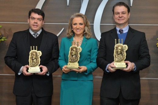 Chaves (E), Analice e Escoboza: os agraciados com o Troféu Ítalo Victor Bersani em 2015 - Foto: Julio Soares/Objetiva