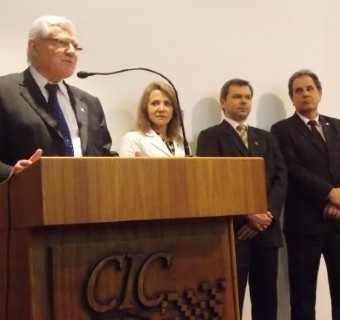 Carlos Heinen, Analice Carrer, Celestino Loro e Reomar Slaviero conduzem entidade mais dois anos - Foto: Giovana Schmitt/CIC