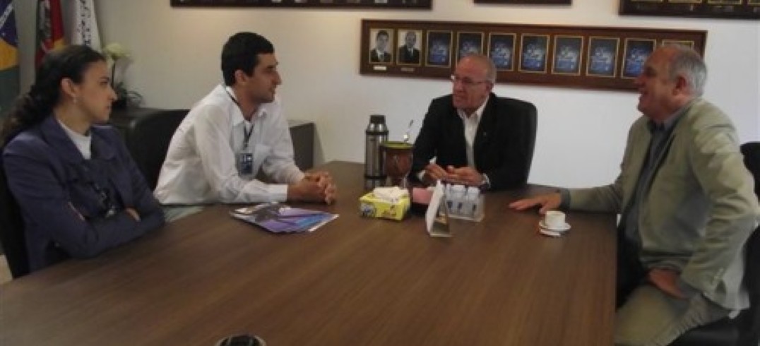 Ricardo Lima, Caiane Dreyer da Costa e Henrique Elustondo foram recebidos pelo presidente Milton Corlatti - Foto: Divulgação/CIC
