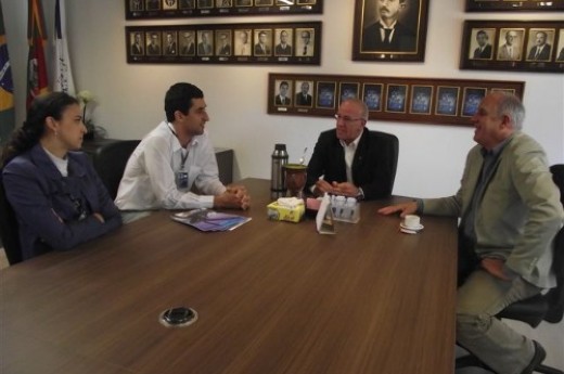 Ricardo Lima, Caiane Dreyer da Costa e Henrique Elustondo foram recebidos pelo presidente Milton Corlatti - Foto: Divulgação/CIC