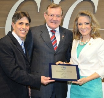 Paulo Andreis (E) e Analice Carrer recebem placa do presidente da CIC, Carlos Heinen, pelos 25 anos da Anay Firas - Foto: Julio Soares