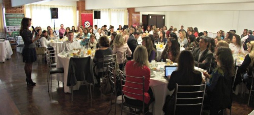 A relações públicas e diretora da Interface Comunicação e Eventos, Lisete Oselame, foi a palestrante do Café com Informação.
