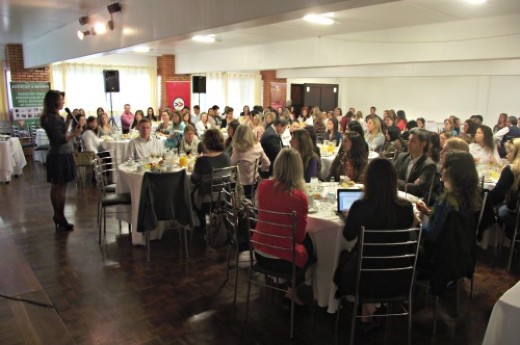 A relações públicas e diretora da Interface Comunicação e Eventos, Lisete Oselame, foi a palestrante do Café com Informação.