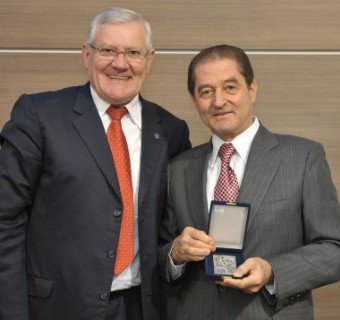 Carlos Heinen entrega Medalha da CIC a Ricardo Russowsky - Foto: Denise Boff/Objetiva