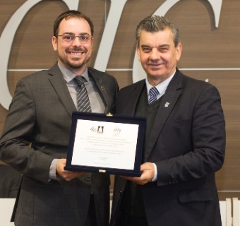 Oliver Viezzer recebeu uma placa do presidente da CIC, Ivanir Gasparin, pelos 45 anos do Sinduscon Caxias - Foto: Julio Soares/Objetiva