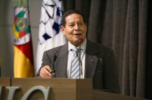 Ex-comandante Militar do Sul, Mourão foi o palestrante da reunião-almoço desta segunda-feira (6) - Foto: Julio Soares/Objetiva