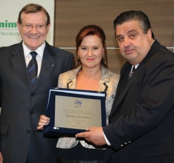Os diretores da revista Acontece, Paulo e Mirtes Rodrigues, receberam uma placa das mãos do presidente da CIC, Carlos Heinen.
