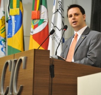 Emerson Bastos Mello, do Sindipeças, palestrou na reunião-almoço da CIC de hoje - Foto: Julio Soares