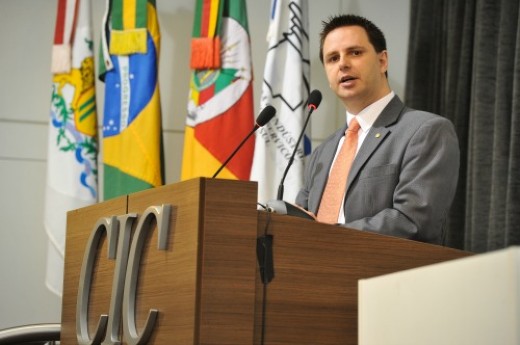 Emerson Bastos Mello, do Sindipeças, palestrou na reunião-almoço da CIC de hoje - Foto: Julio Soares