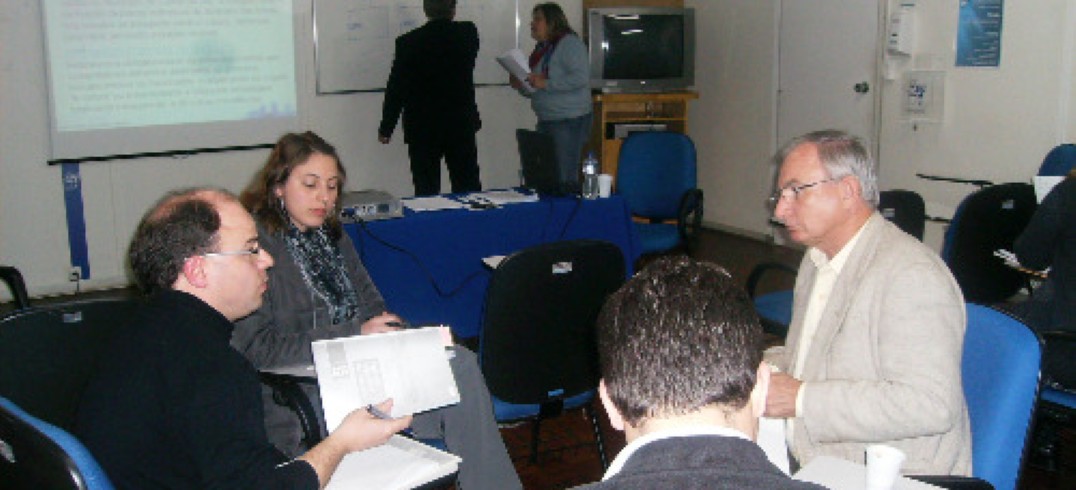 Lideranças dividiram-se em três grupos para análise dos projetos municipais, estaduais e federais. Foto divulgação.