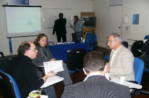 Lideranças dividiram-se em três grupos para análise dos projetos municipais, estaduais e federais. Foto divulgação.