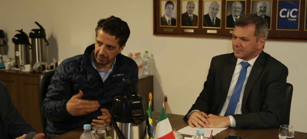 Ministro Joaquim Leite e o presidente da entidade, Celestino Oscar Loro durante reunião que tratou de diversos temas  - Foto: Severino Schiavo