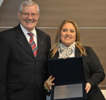Carlos Heinen entregou uma placa a Maristela Tomasi Chiappin pelos 25 anos da Rede de Ensino Caminho do Saber - Foto: Julio Soares