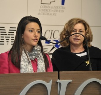 Vitória Schmitt Oliveira (e) é candidata ao Glamour Girl 2013 pelo Conselho da Empresária da CIC
