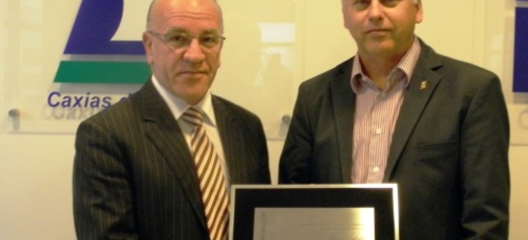 Milton Corlatti recebe placa de Paulo Magnani - Foto: Divulgação/CDL