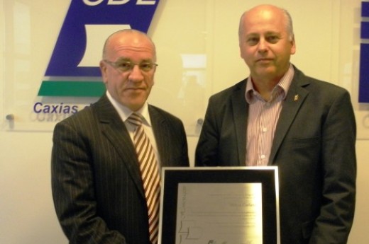Milton Corlatti recebe placa de Paulo Magnani - Foto: Divulgação/CDL