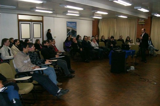 Dois palestrantes compartilharam suas experiências. Foto Giovana Schmitt.