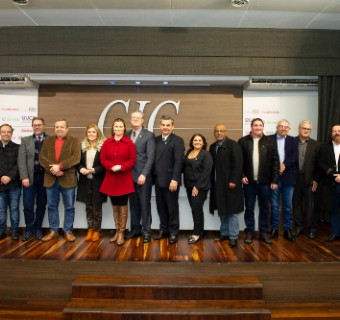 Presidente da CIC, Ivanir Gasparin, e os vereadores presentes na reunião-almoço da entidade - Foto: Julio Soares/Objetiva