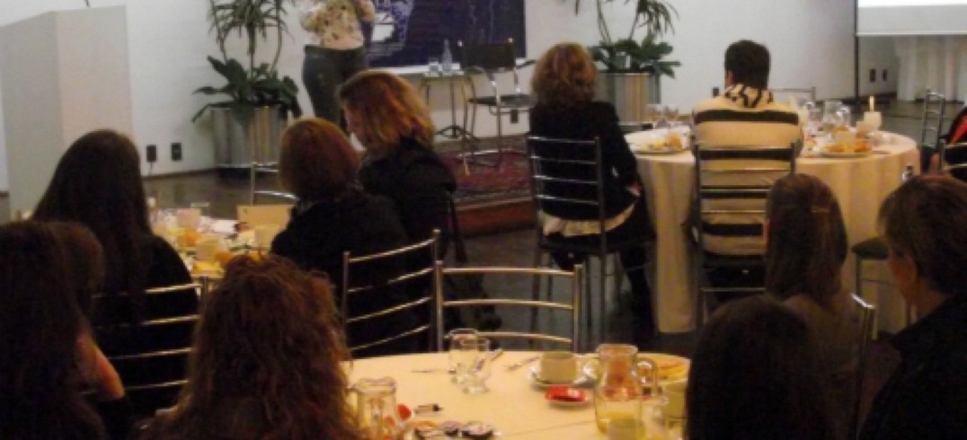 Em palestra no Café com Informação, Christiane Finger salienta que o assessor de imprensa deve estar em sintonia com o jornalista para comunica