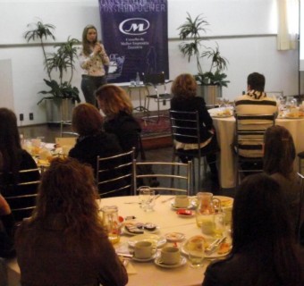 Em palestra no Café com Informação, Christiane Finger salienta que o assessor de imprensa deve estar em sintonia com o jornalista para comunica
