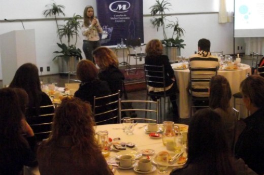 Em palestra no Café com Informação, Christiane Finger salienta que o assessor de imprensa deve estar em sintonia com o jornalista para comunica