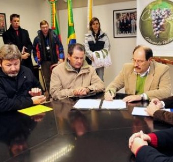 Prefeito José Ivo Sartori assina decreto que institui Grupo de Trabalho Caxias 2014 - Foto: Luiz Chaves/Prefeitura de Caxias do Sul