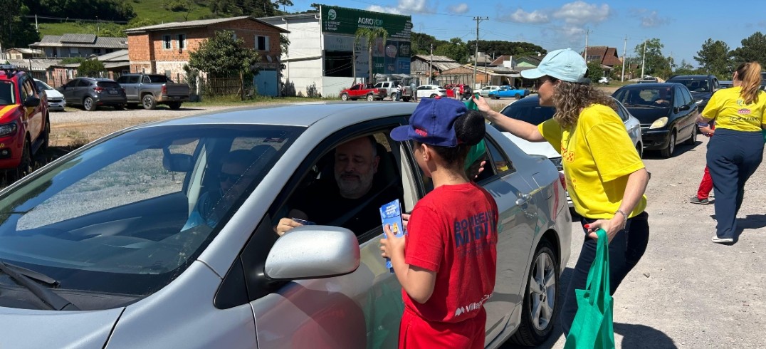Foto: Equipe de diretores, funcionários e volntários orientaram motoristas - Maria Eduarda Poncio Andreatta