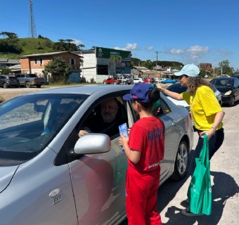 Foto: Equipe de diretores, funcionários e volntários orientaram motoristas - Maria Eduarda Poncio Andreatta