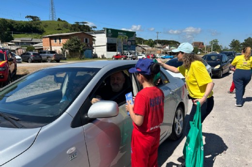 Foto: Equipe de diretores, funcionários e volntários orientaram motoristas - Maria Eduarda Poncio Andreatta