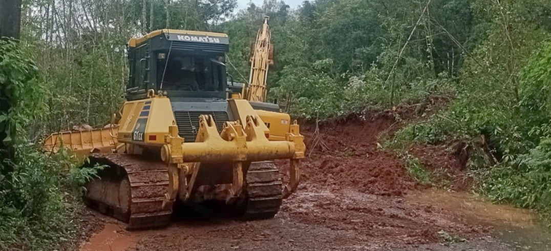 Empresas estão usando maquinário pesado para liberar acessos para chegada de mantimentos - Foto: Divulgação