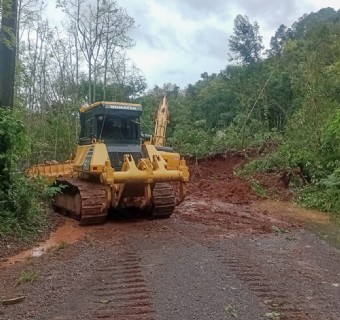 Empresas estão usando maquinário pesado para liberar acessos para chegada de mantimentos - Foto: Divulgação