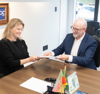 Ubiratã Rezler entrega registro de chapa à presidente do Conselho Deliberativo, Agatha Tonietto