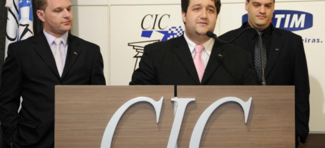 Cerimônia de posse ocorreu durante a reunião-almoço desta segunda-feira (24)
