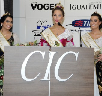 Novas soberanas da Festa Nacional da Uva 2012: Princesas Aline Casagrande (esq.) e Kelin Zanette (dir.) e a rainha Roberta Veber Toscan (centro).