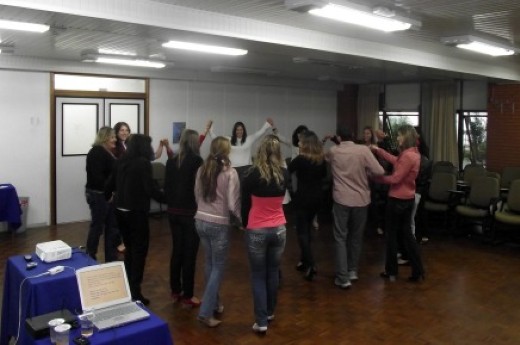 Psicóloga Salete Bristot fez dinâmicas e palestrou para colaboradores da CIC. Foto Divulgação CIC.
