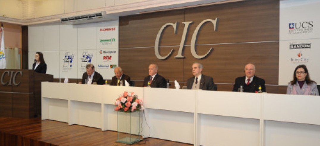 Corlatti, Heinen, Sbabo e Fúlvia cobraram maior participação nas lutas da entidade em benefício da cidade e região. Foto Julio Soares.