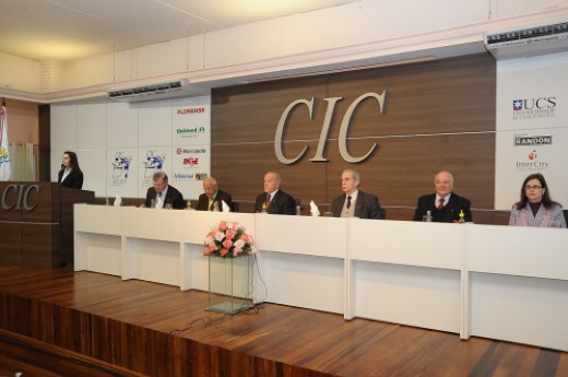 Corlatti, Heinen, Sbabo e Fúlvia cobraram maior participação nas lutas da entidade em benefício da cidade e região. Foto Julio Soares.