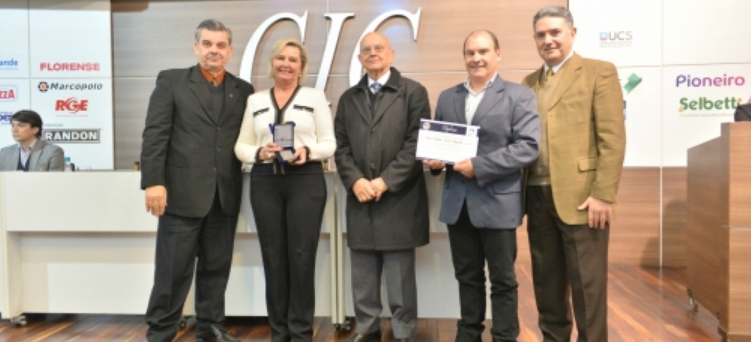 Netos do ex-presidente receberam em nome do avô honraria entregue pela atual gestão da entidade - Foto: Gilmar Gomes