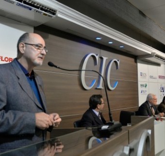 Carlos Louzada palestrou em reunião-almoço da CIC que comemorou os 40 anos da Macrosul - Foto: Gilmar Gomes