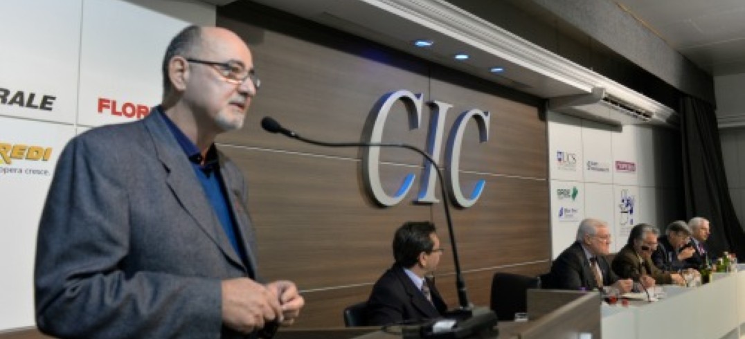 Carlos Louzada palestrou em reunião-almoço da CIC que comemorou os 40 anos da Macrosul - Foto: Gilmar Gomes