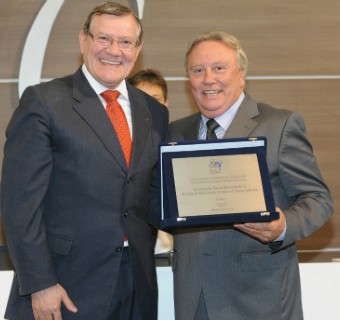 O presidente da CIC, Carlos Heinen, entregou uma placa ao diretor-presidente do Tecon, Paulo Roberto