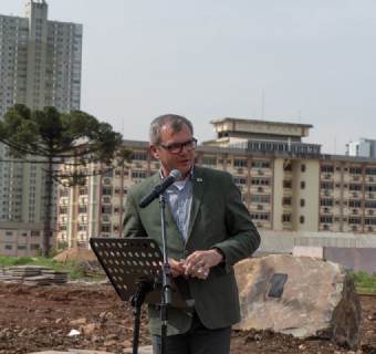 Celestino Loro durante fala na Solenidade de início das obras do Monumento aos 150 anos da Imigração Italina no RS