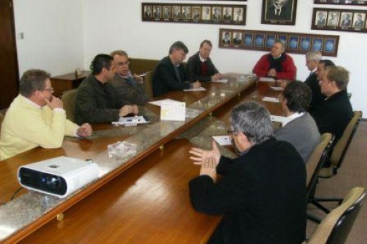 Empresários e direção da RGE reuniram-se na CIC - Fotos: Giovana Schmit