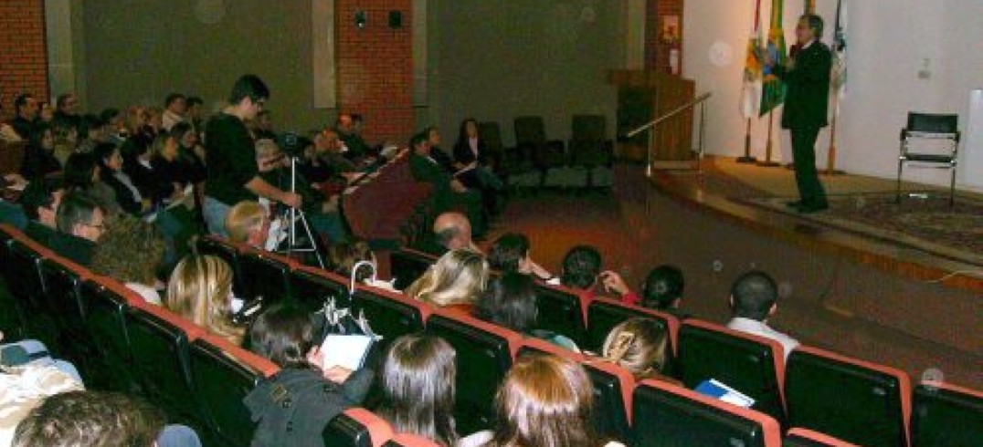 Consultor de empresas evidencia este e outros conceitos em palestra na CIC. Foto Giovana Schmitt.