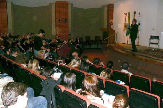 Consultor de empresas evidencia este e outros conceitos em palestra na CIC. Foto Giovana Schmitt.